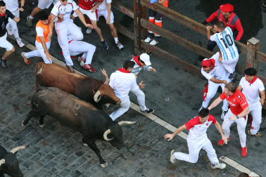 Fotos del octavo encierro de San Fermín 2026 con toros de la ganadería de Jandilla en el tramo de Telefónica.