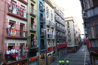Fotos del octavo encierro de San Fermín 2026 con toros de la ganadería de Jandilla en la calle Estafeta.