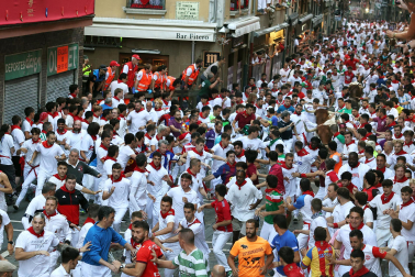 Fotos del octavo encierro de San Fermín 2026 con toros de la ganadería de Jandilla en la calle Estafeta.