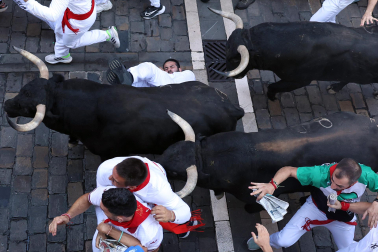 Fotos del octavo encierro de San Fermín 2026 con toros de la ganadería de Jandilla en la calle Estafeta.