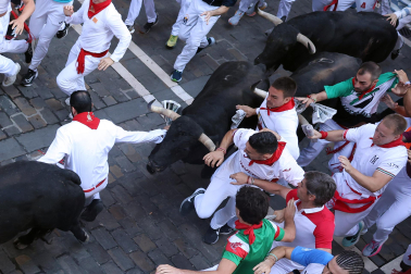 Fotos del octavo encierro de San Fermín 2026 con toros de la ganadería de Jandilla en la calle Estafeta.