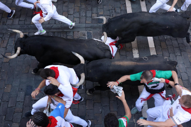 Fotos del octavo encierro de San Fermín 2026 con toros de la ganadería de Jandilla en la calle Estafeta.