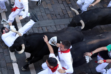 Fotos del octavo encierro de San Fermín 2026 con toros de la ganadería de Jandilla en la calle Estafeta.
