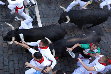 Fotos del octavo encierro de San Fermín 2026 con toros de la ganadería de Jandilla en la calle Estafeta.