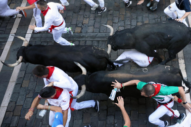 Fotos del octavo encierro de San Fermín 2026 con toros de la ganadería de Jandilla en la calle Estafeta.