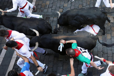 Fotos del octavo encierro de San Fermín 2026 con toros de la ganadería de Jandilla en la calle Estafeta.