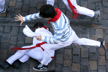 Fotos del octavo encierro de San Fermín 2026 con toros de la ganadería de Jandilla en la calle Estafeta.