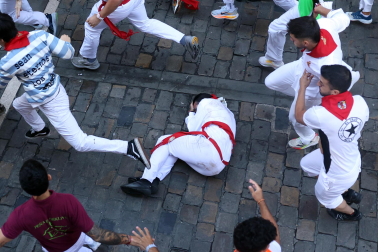 Fotos del octavo encierro de San Fermín 2026 con toros de la ganadería de Jandilla en la calle Estafeta.