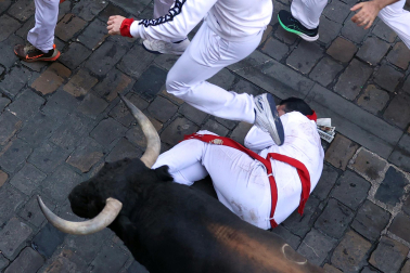 Fotos del octavo encierro de San Fermín 2026 con toros de la ganadería de Jandilla en la calle Estafeta.