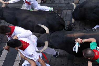 Fotos del octavo encierro de San Fermín 2026 con toros de la ganadería de Jandilla en la calle Estafeta.