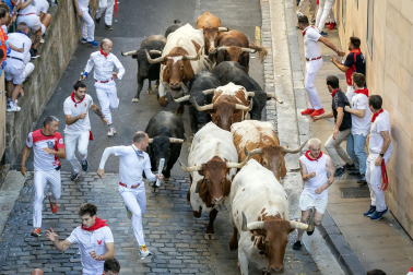 Fotos del octavo encierro de San Fermín 2026 con toros de la ganadería de Jandilla en la cuesta de Santo Domingo.