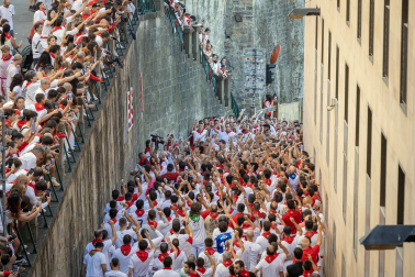 Fotos del octavo encierro de San Fermín 2026 con toros de la ganadería de Jandilla en la cuesta de Santo Domingo.