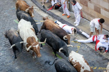 Fotos del octavo encierro de San Fermín 2026 con toros de la ganadería de Jandilla en la cuesta de Santo Domingo.