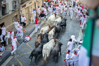 Fotos del octavo encierro de San Fermín 2026 con toros de la ganadería de Jandilla en la cuesta de Santo Domingo.