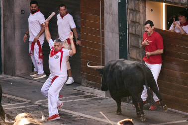 Fotos del octavo encierro de San Fermín 2026 con toros de la ganadería de Jandilla en la plaza del Ayuntamiento.