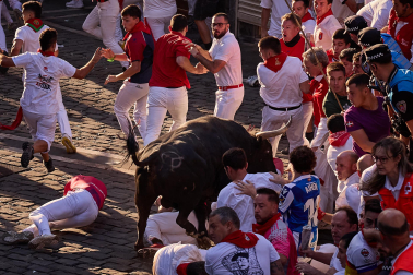 Fotos del octavo encierro de San Fermín 2026 con toros de la ganadería de Jandilla en la plaza del Ayuntamiento.