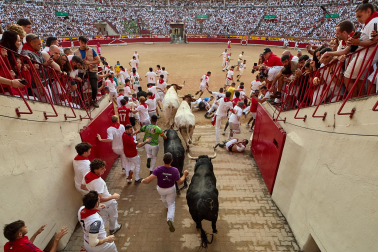 Fotos del octavo encierro de San Fermín 2026 con toros de la ganadería de Jandilla en la bajada al callejón.