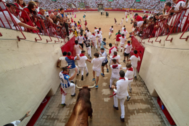 Fotos del octavo encierro de San Fermín 2026 con toros de la ganadería de Jandilla en la bajada al callejón.