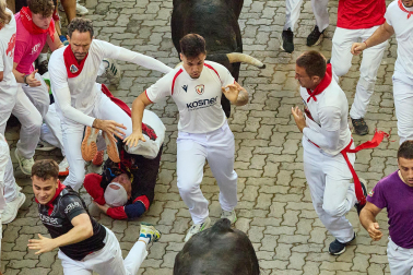 Fotos del octavo encierro de San Fermín 2026 con toros de la ganadería de Jandilla en la bajada al callejón.