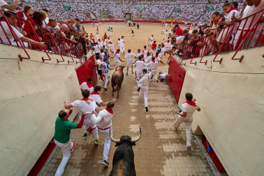 Fotos del octavo encierro de San Fermín 2026 con toros de la ganadería de Jandilla en la bajada al callejón.