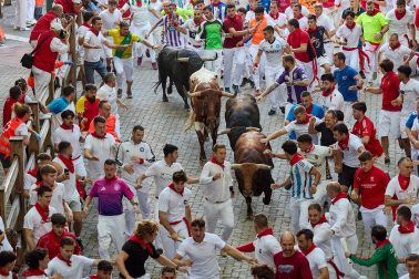 Fotos del octavo encierro de San Fermín 2026 con toros de la ganadería de Jandilla en la bajada al callejón.