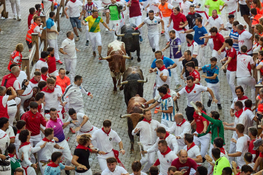 Fotos del octavo encierro de San Fermín 2026 con toros de la ganadería de Jandilla en la bajada al callejón.