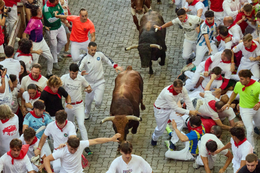 Fotos del octavo encierro de San Fermín 2026 con toros de la ganadería de Jandilla en la bajada al callejón.