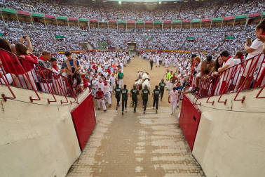 Fotos del octavo encierro de San Fermín 2026 con toros de la ganadería de Jandilla en la bajada al callejón.