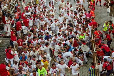 Fotos del octavo encierro de San Fermín 2026 con toros de la ganadería de Jandilla en la bajada al callejón.