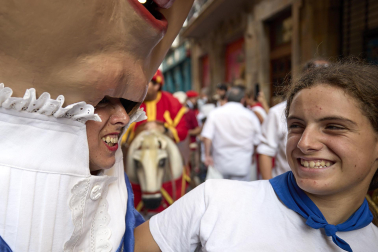 Foto de la despedida de la Comparsa de Gigantes y Cabezudos este 14 de julio de San Fermín 2026.
