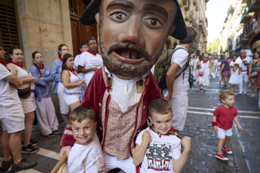 Foto de la despedida de la Comparsa de Gigantes y Cabezudos este 14 de julio de San Fermín 2026.