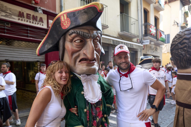 Foto de la despedida de la Comparsa de Gigantes y Cabezudos este 14 de julio de San Fermín 2026.