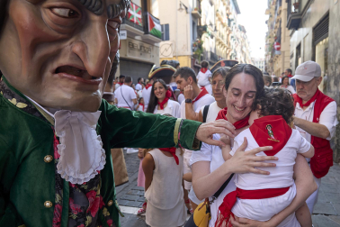 Foto de la despedida de la Comparsa de Gigantes y Cabezudos este 14 de julio de San Fermín 2026.
