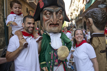 Foto de la despedida de la Comparsa de Gigantes y Cabezudos este 14 de julio de San Fermín 2026.