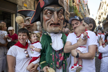 Foto de la despedida de la Comparsa de Gigantes y Cabezudos este 14 de julio de San Fermín 2026.