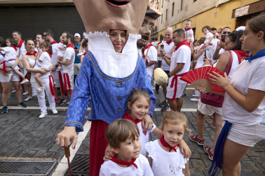 Foto de la despedida de la Comparsa de Gigantes y Cabezudos este 14 de julio de San Fermín 2026.