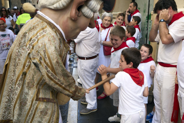Foto de la despedida de la Comparsa de Gigantes y Cabezudos este 14 de julio de San Fermín 2026.