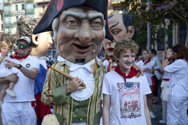 Foto de la despedida de la Comparsa de Gigantes y Cabezudos este 14 de julio de San Fermín 2026.