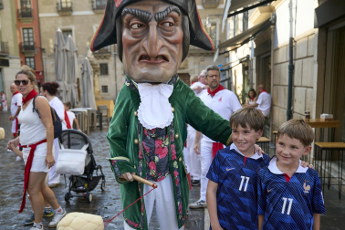 Foto de la despedida de la Comparsa de Gigantes y Cabezudos este 14 de julio de San Fermín 2026.