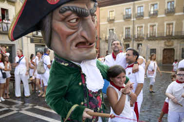 Foto de la despedida de la Comparsa de Gigantes y Cabezudos este 14 de julio de San Fermín 2026.