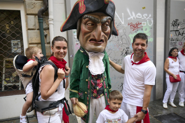 Foto de la despedida de la Comparsa de Gigantes y Cabezudos este 14 de julio de San Fermín 2026.