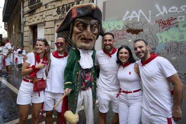 Foto de la despedida de la Comparsa de Gigantes y Cabezudos este 14 de julio de San Fermín 2026.