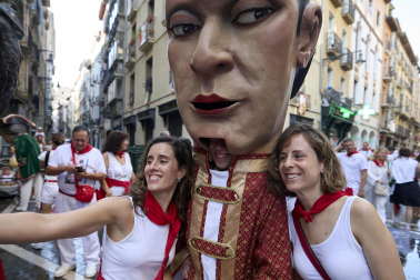 Foto de la despedida de la Comparsa de Gigantes y Cabezudos este 14 de julio de San Fermín 2026.