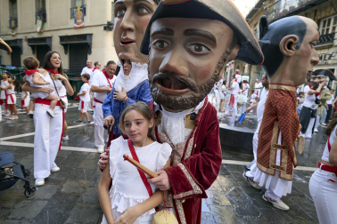 Foto de la despedida de la Comparsa de Gigantes y Cabezudos este 14 de julio de San Fermín 2026.