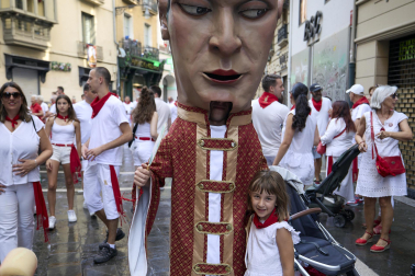Foto de la despedida de la Comparsa de Gigantes y Cabezudos este 14 de julio de San Fermín 2026.