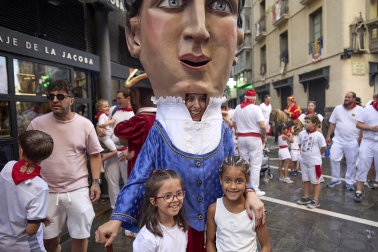 Foto de la despedida de la Comparsa de Gigantes y Cabezudos este 14 de julio de San Fermín 2026.