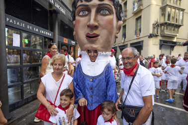 Foto de la despedida de la Comparsa de Gigantes y Cabezudos este 14 de julio de San Fermín 2026.
