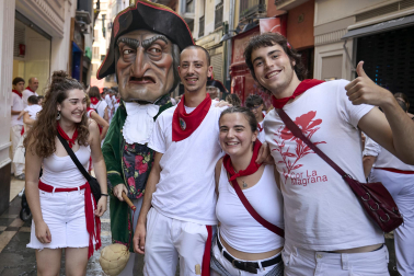 Foto de la despedida de la Comparsa de Gigantes y Cabezudos este 14 de julio de San Fermín 2026.