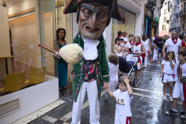 Foto de la despedida de la Comparsa de Gigantes y Cabezudos este 14 de julio de San Fermín 2026.
