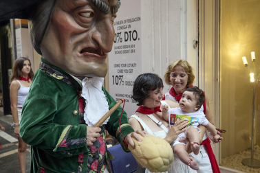 Foto de la despedida de la Comparsa de Gigantes y Cabezudos este 14 de julio de San Fermín 2026.